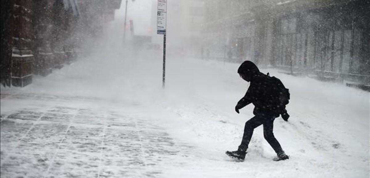 undefined41475920 new york  ny   january 04  people make their way through the180104205205