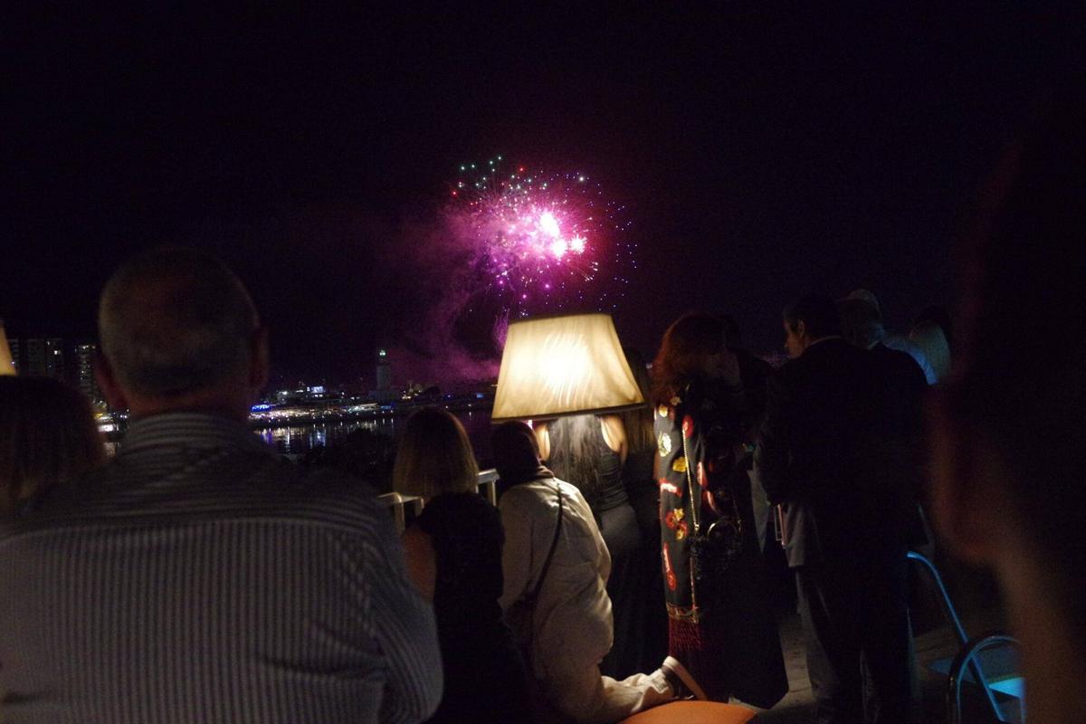Fuegos de inicio de la Feria de Málaga desde desde el hotel Catalonia Molina Lario Fuegos de inicio de la Feria de Málaga desde desde el hotel Catalonia Molina Lario