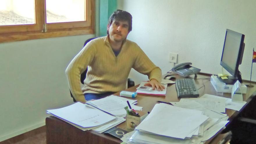 Antonio Rico con la mesa que todavía le queda en el Ayuntamiento