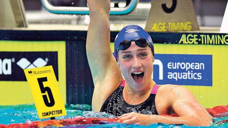 Mireia Belmonte celebra su triunfo ayer en los 200 metros mariposa en Dinamarca.