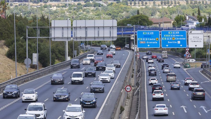 Comienzan las vacaciones para algunos y con ello, la operación salida activada por la DGT muchos coches circulan por las autovías de la red de carreteras buscando la costa o espacios interiores, a 30 de junio de 2022 en Sevilla (Andalucía, España)