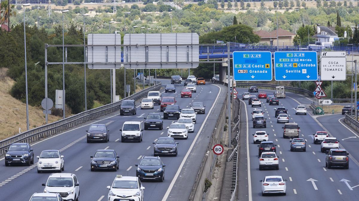 Comienzan las vacaciones para algunos y con ello, la operación salida activada por la DGT muchos coches circulan por las autovías de la red de carreteras buscando la costa o espacios interiores, a 30 de junio de 2022 en Sevilla (Andalucía, España)