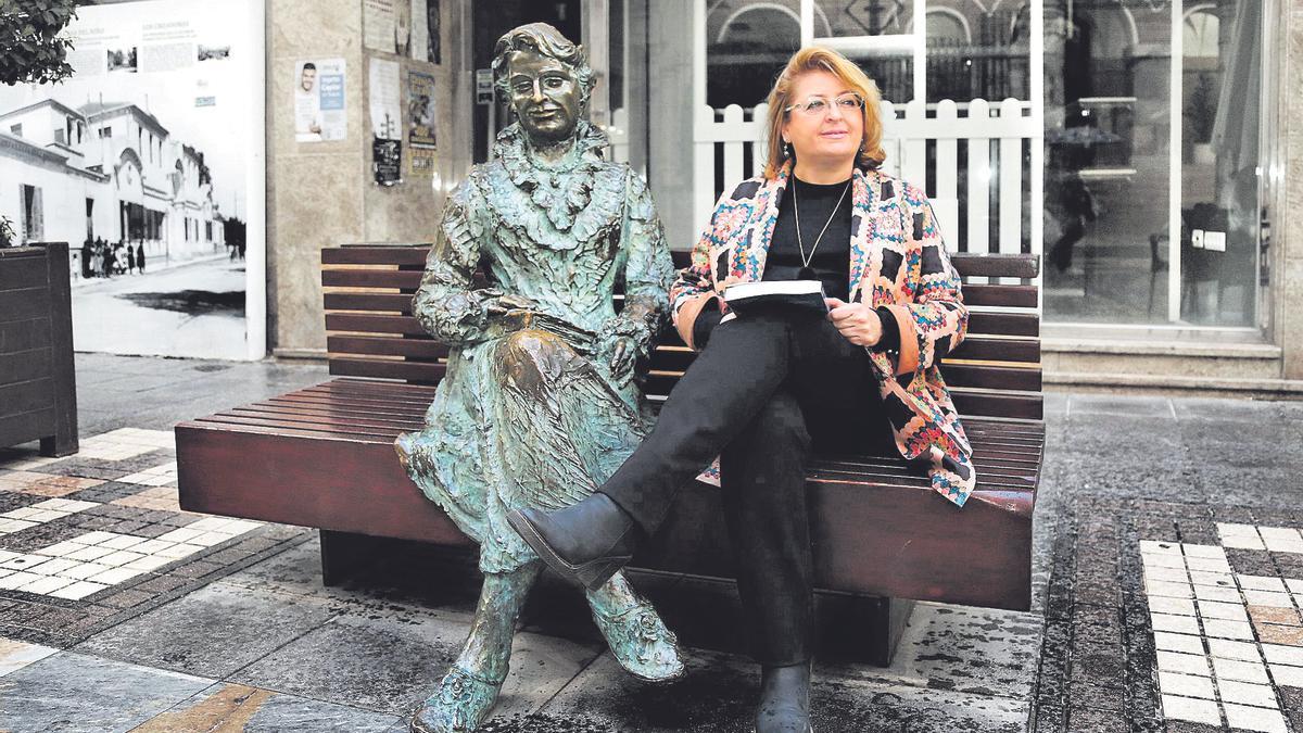 María Victoria Marín, junto al monumento de Carmen Conde.