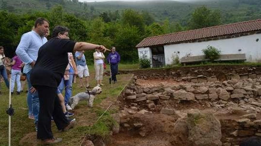 La directora de la excavación, Margarita Fernández Mier, explica la metodología de trabajo a los asistentes.