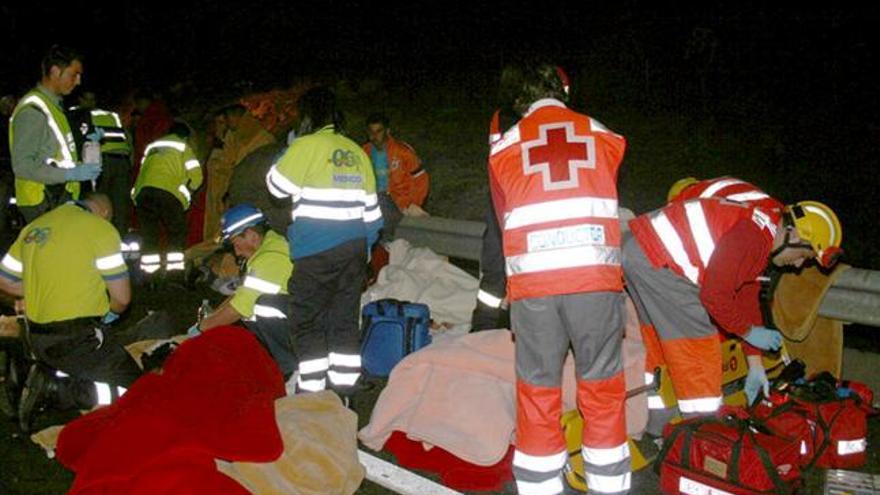 Un total de 36 personas resultaron heridas esta madrugada, cinco de ellas de gravedad, en un accidente de tráfico ocurrido en la A-91, en dirección Granda, en Puerto Lumbreras, en el que se vieron implicados un autocar que realizaba el trayecto Barcelona-Algeciras, con la mayoría del pasaje de origen marroquí, y un camión que transportaba mantas. En la imagen, personal sanitario atiende a los heridos.