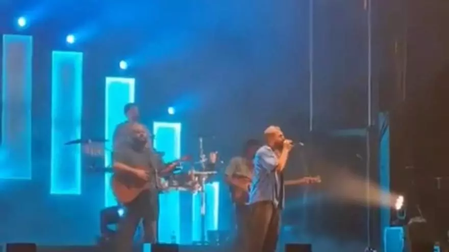 Gritos de "Mazón dimisión" en un concierto histórico de La Fúmiga en Alzira