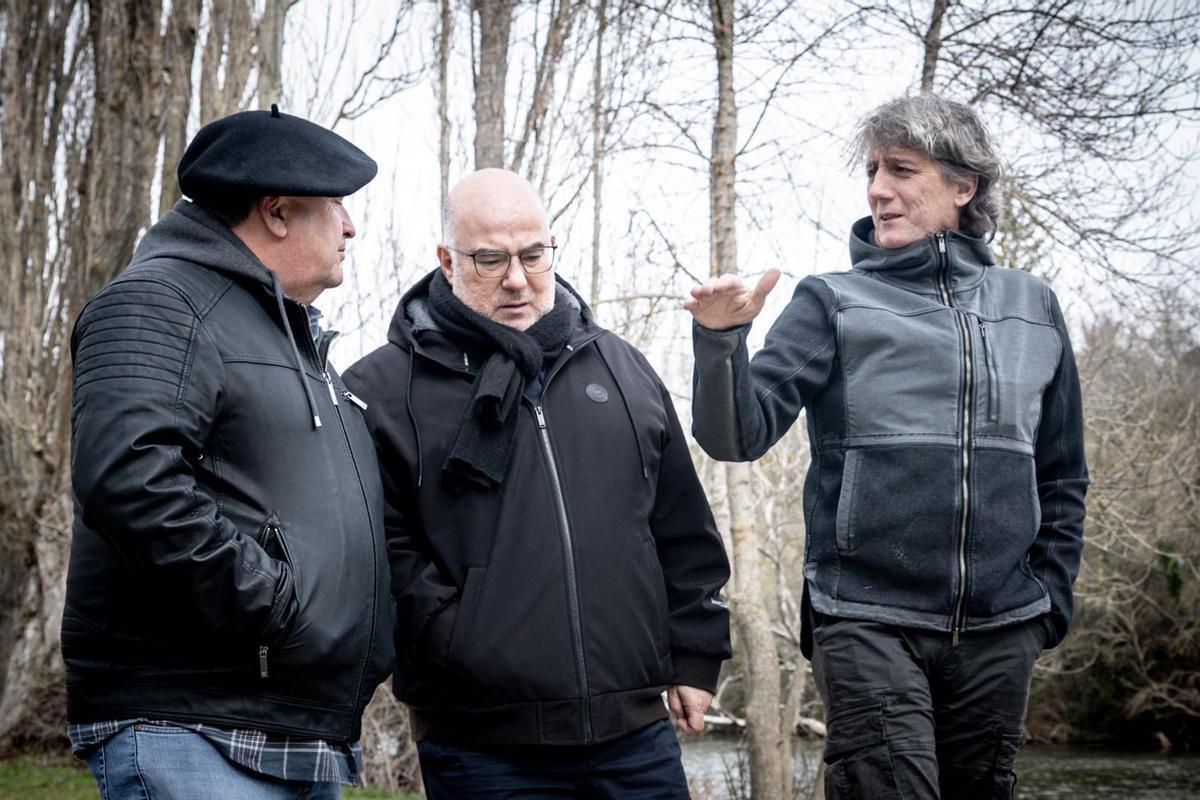 Carlos Martínez (derecha), de paseo por la ribera del Duero en Soria.