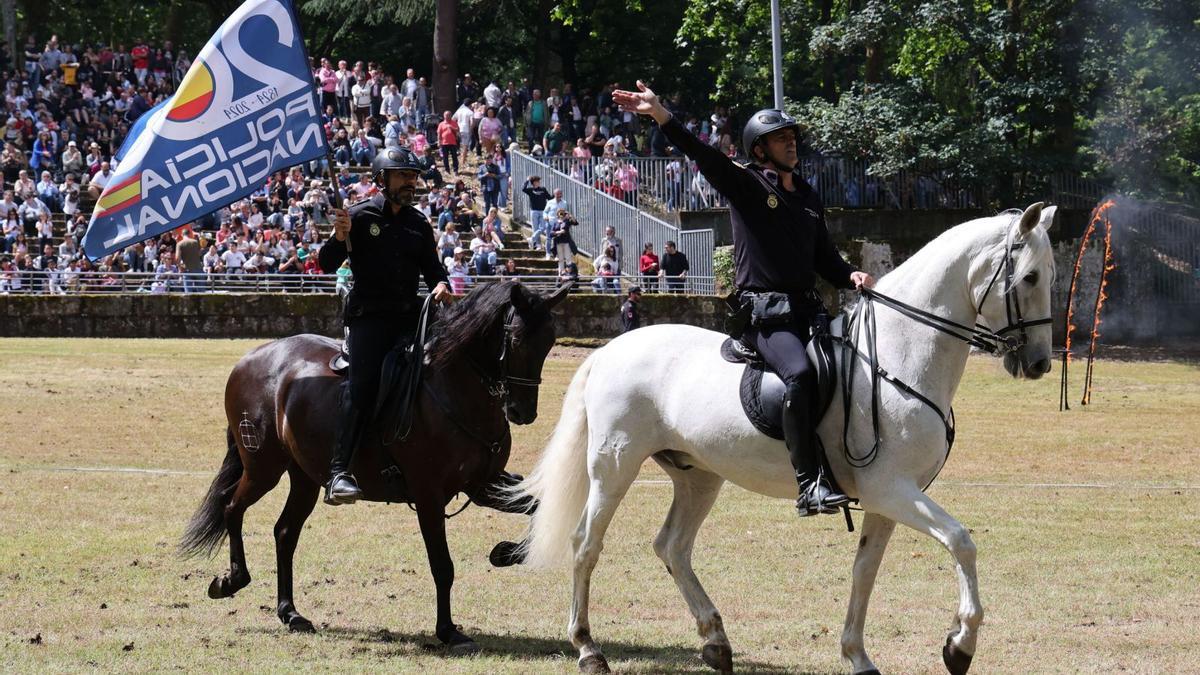 La Policía Nacional exhibe músculo ante un abarrotado auditorio de Castrelos.