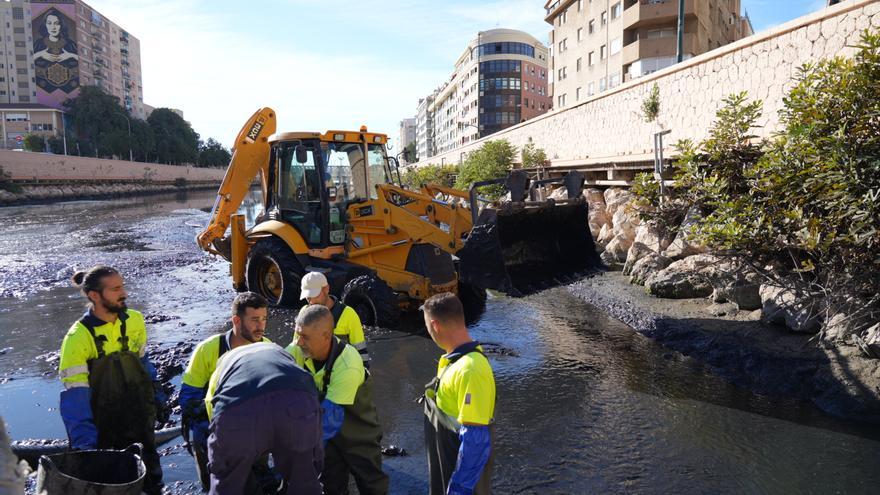 Comienza la retirada del lodo del tramo final del río Guadalmedina