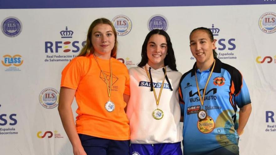 Eva Feijóo, en el centro, posando con la medalla obtenida. |  // RFESS