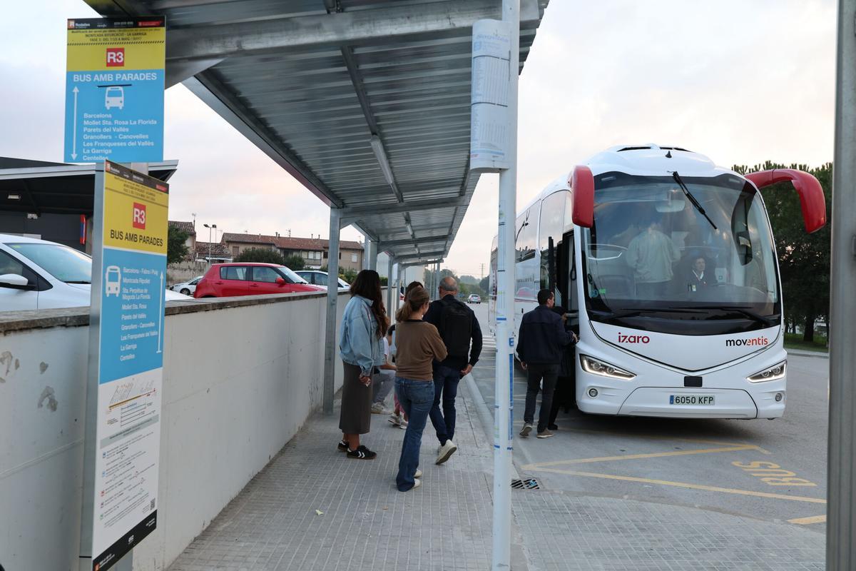 Uno de los buses del servicio alternativo de la R3, en Centelles.