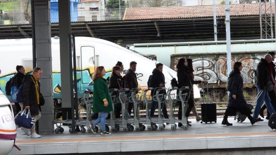 Problemas con una catenaria provocan retrasos en un Avant con destino A Coruña
