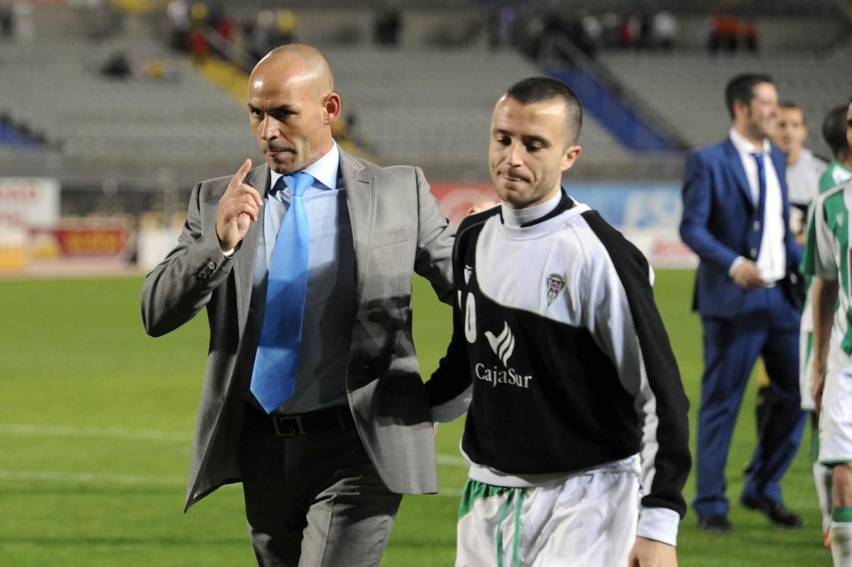 Paco Jémez y Pepe Díaz, tras el triunfo blanquiverde en el Gran Canaria de la temporada 2010-11, con el técnico como técnico amarillo.