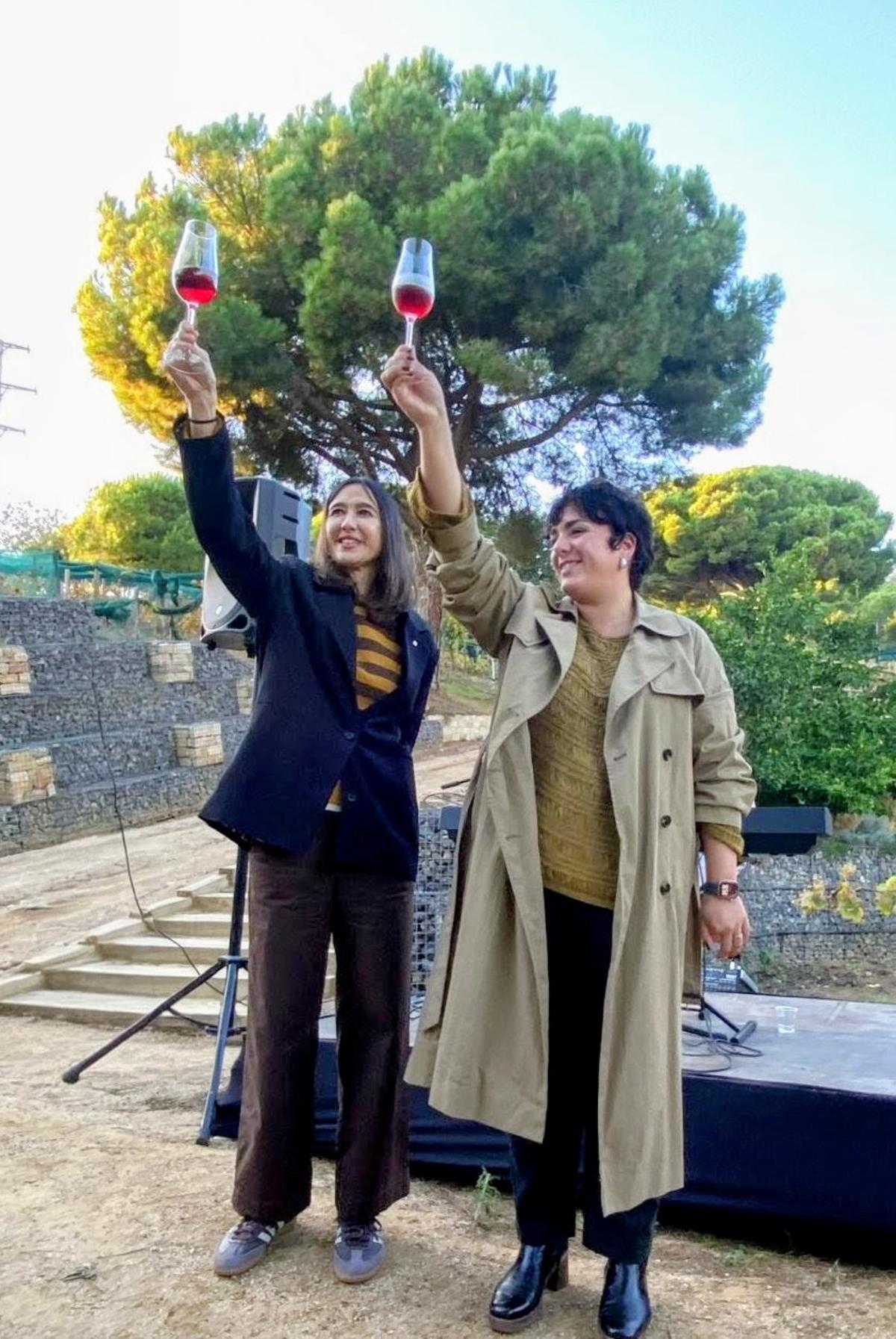 La consellera de Interior, Núria Parlon (y exalcaldesa de Santa Coloma) con la actual edil, Mireia González, en la viña d'en Sabater