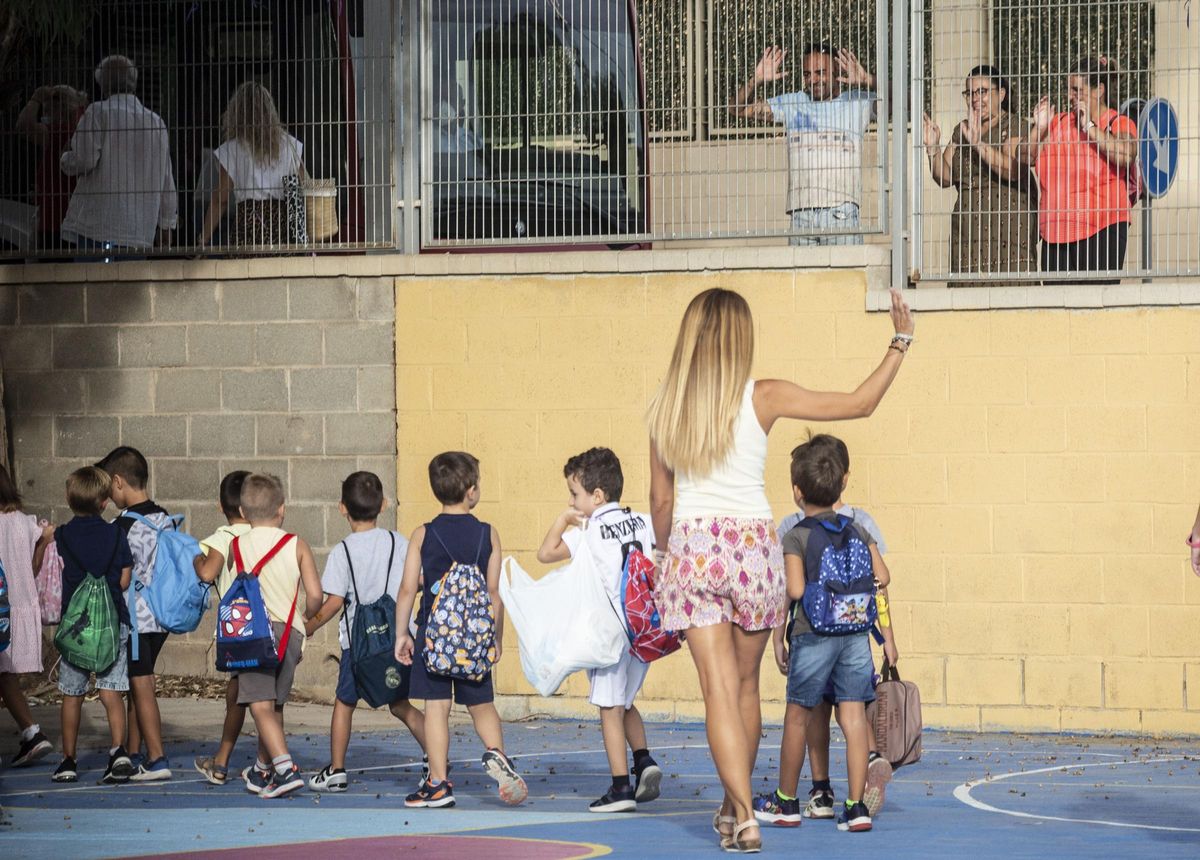 Una maestra con sus alumnos, en un colegio de Alicante