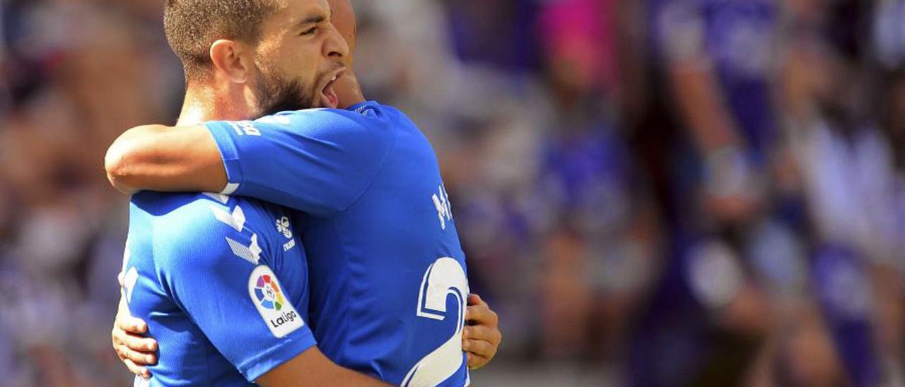 Samuel Shashoua, celebrando con Víctor Mollejo el primer gol del Tenerife en el partido de ayer.