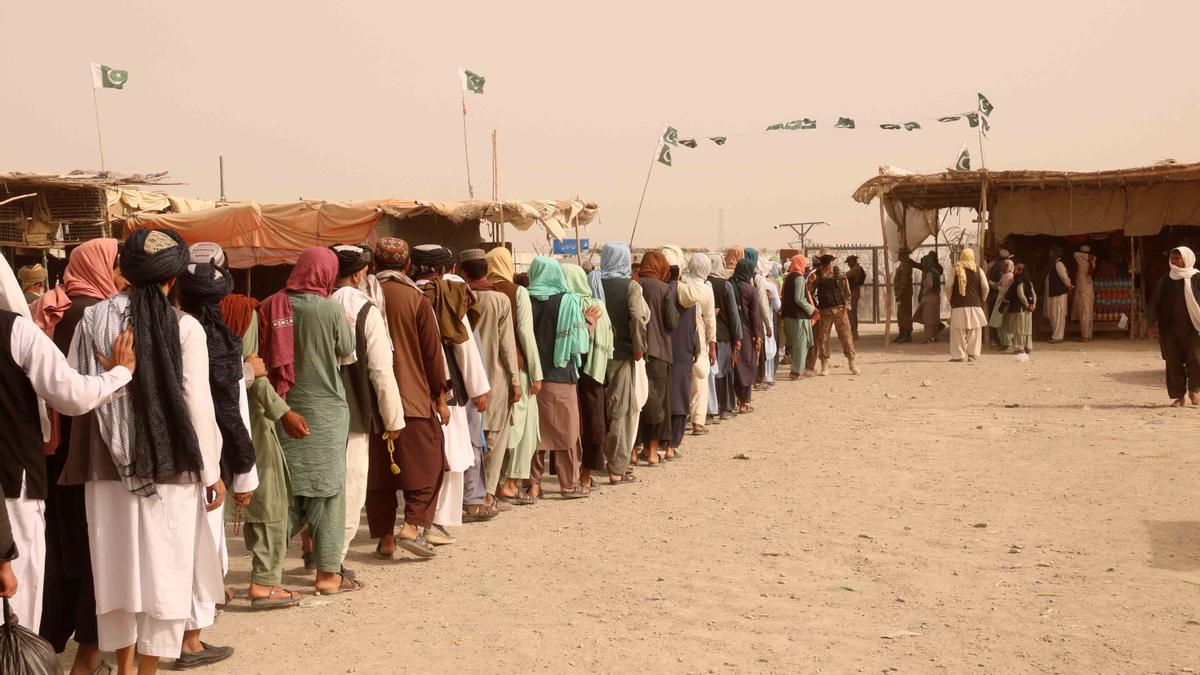 Miles los afganos se concentran en la frontera con Pakistán para dejar atrás su país.