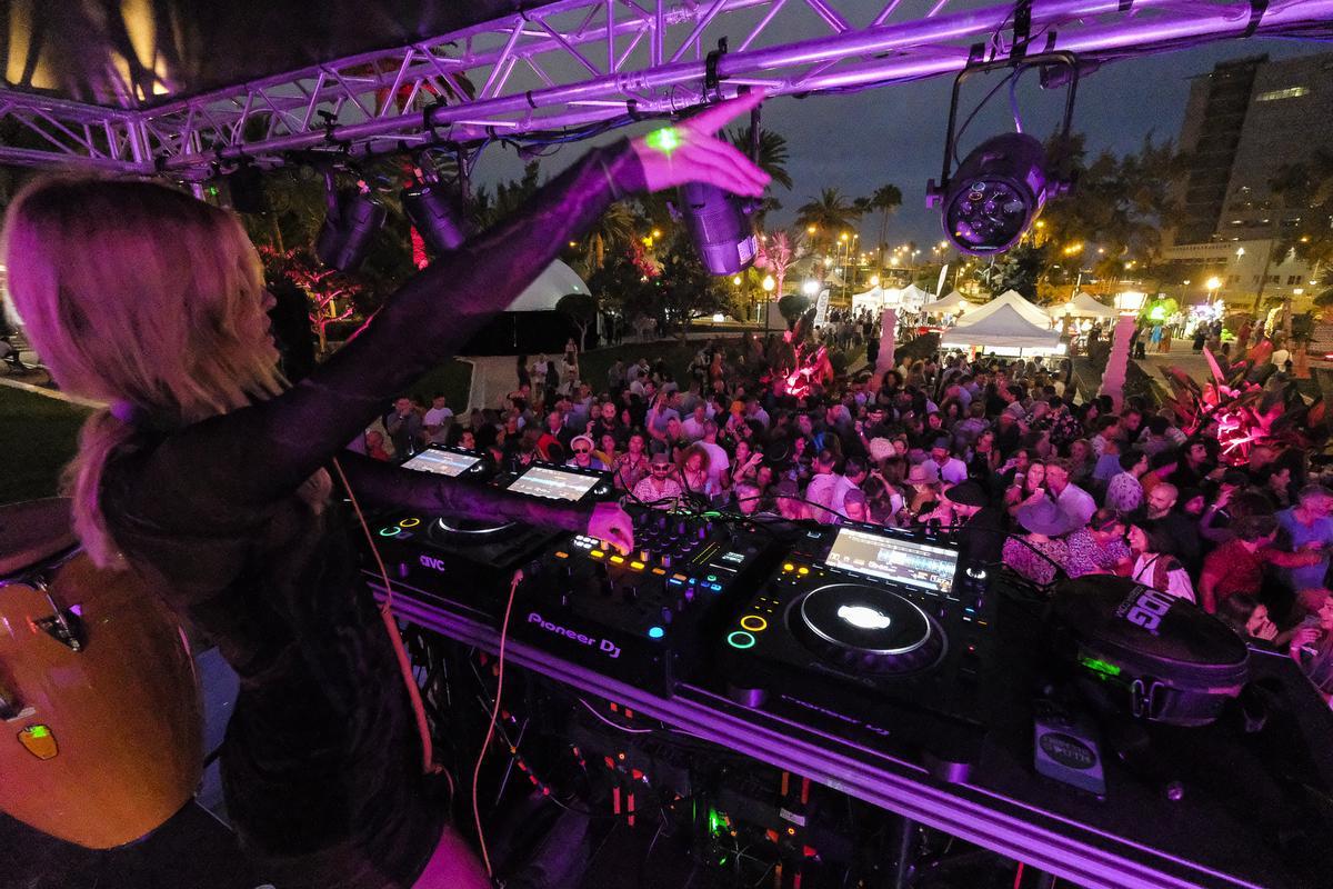 Una dj en la fiesta Malvasoul-Con Estilo, en el hotel Santa Catalina.