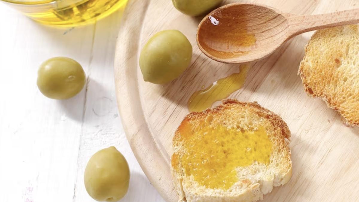 Utilizar menos aceite de oliva en aliños y tostadas, clave para ahorrar.