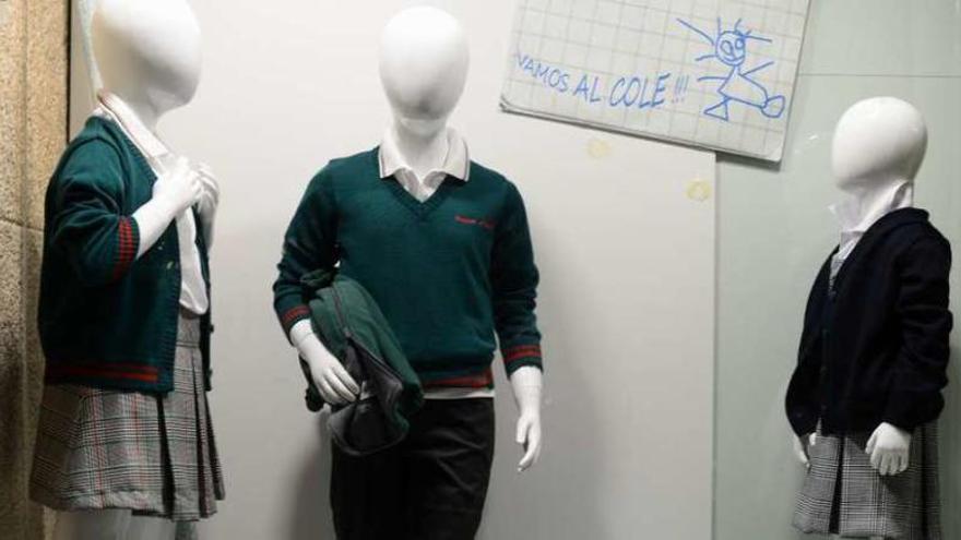Escaparate con uniformes en una tienda en Cangas. // Gonzalo Núñez