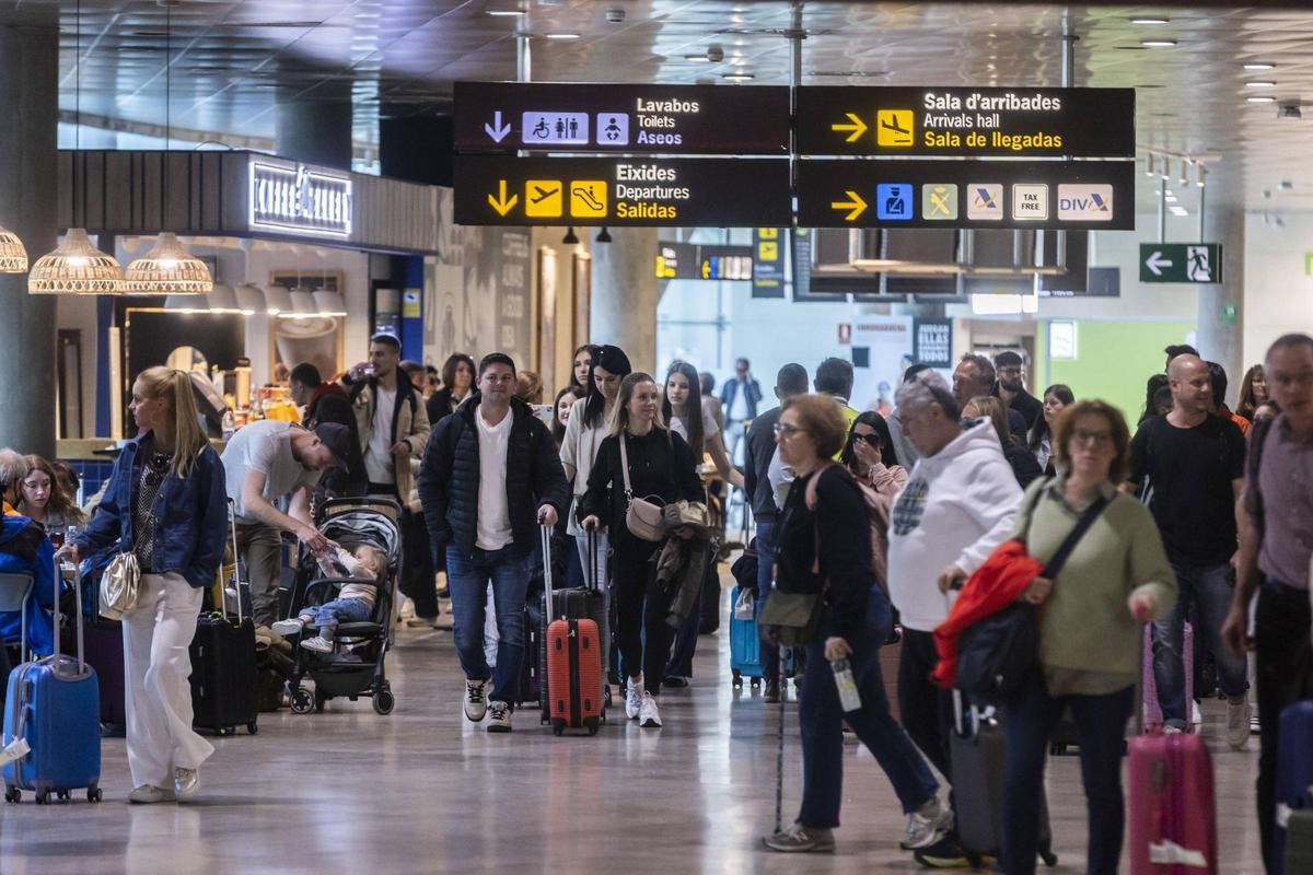 Pasajeros con sus maletas en el aeropuerto de Valencia, el pasado abril.