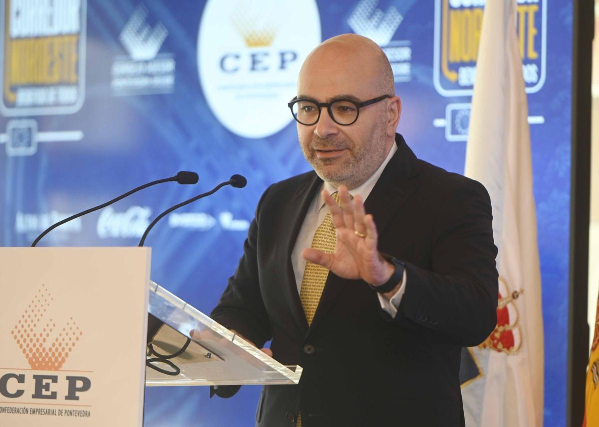 El ministro de Infraestruturas de Portugal, Miguel Pinto Luz, durante un foro en Vigo a favor del AVE en febrero de 2025.