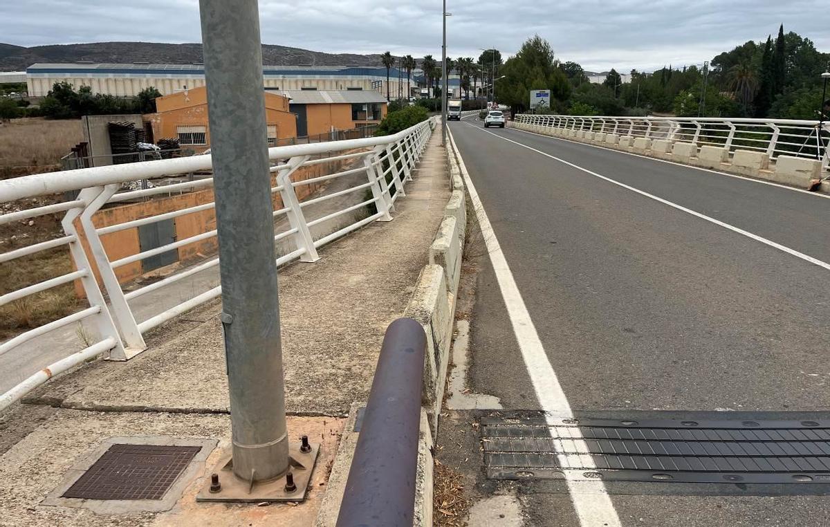 Uno de los puentes sobre el río Cányoles en Vallada, por el que pasará la vía ciclopeatonal.