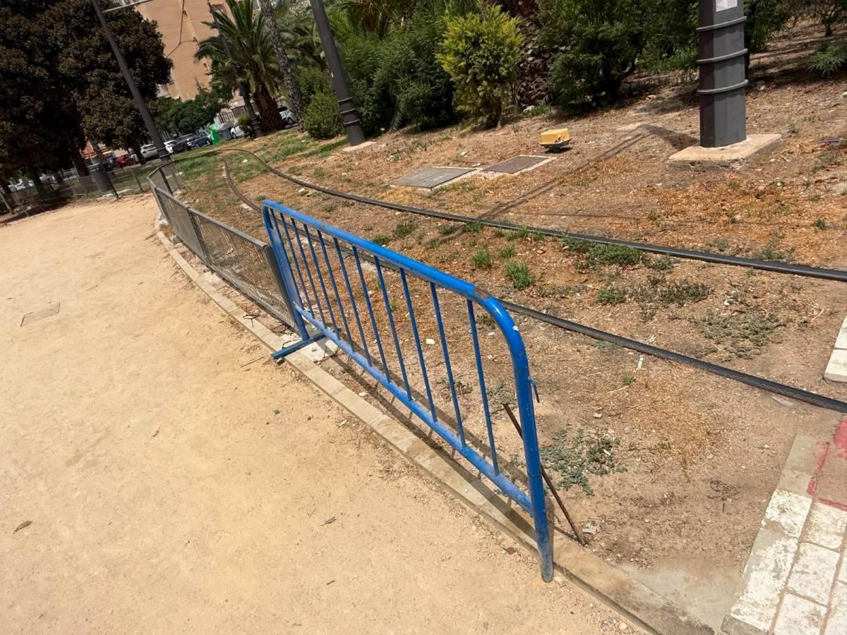 Una valla de obra sustituye el trozo de barrera ausente en Miriam Blasco.