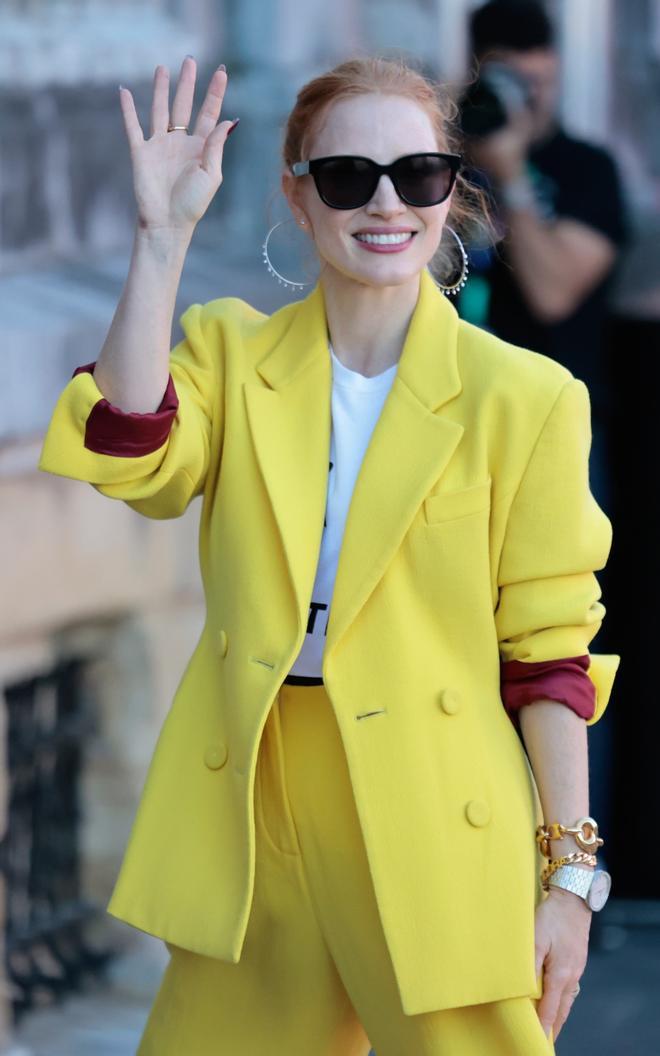 Jessica Chastain con traje amarillo de Gucci