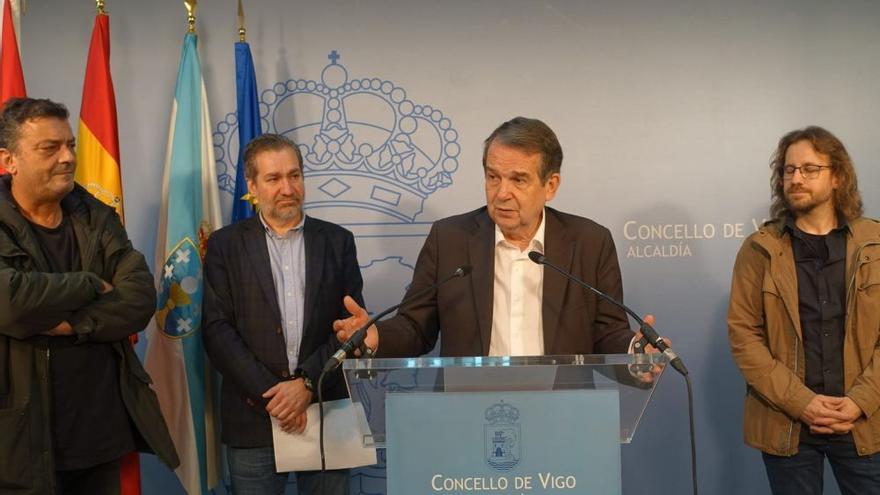 Abel Caballero acompañado por Alberto Cunha y Raúl Fontán