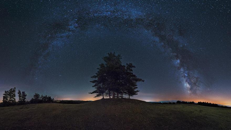 Imagen del libro de fotografías de Daniel Llamas y Daniel Lois sobre el cielo nocturno.