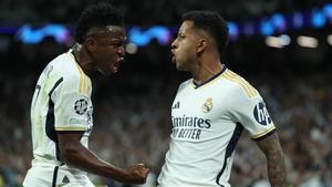 Vinicius y Rodrygo celebran el segundo gol del Real Madrid