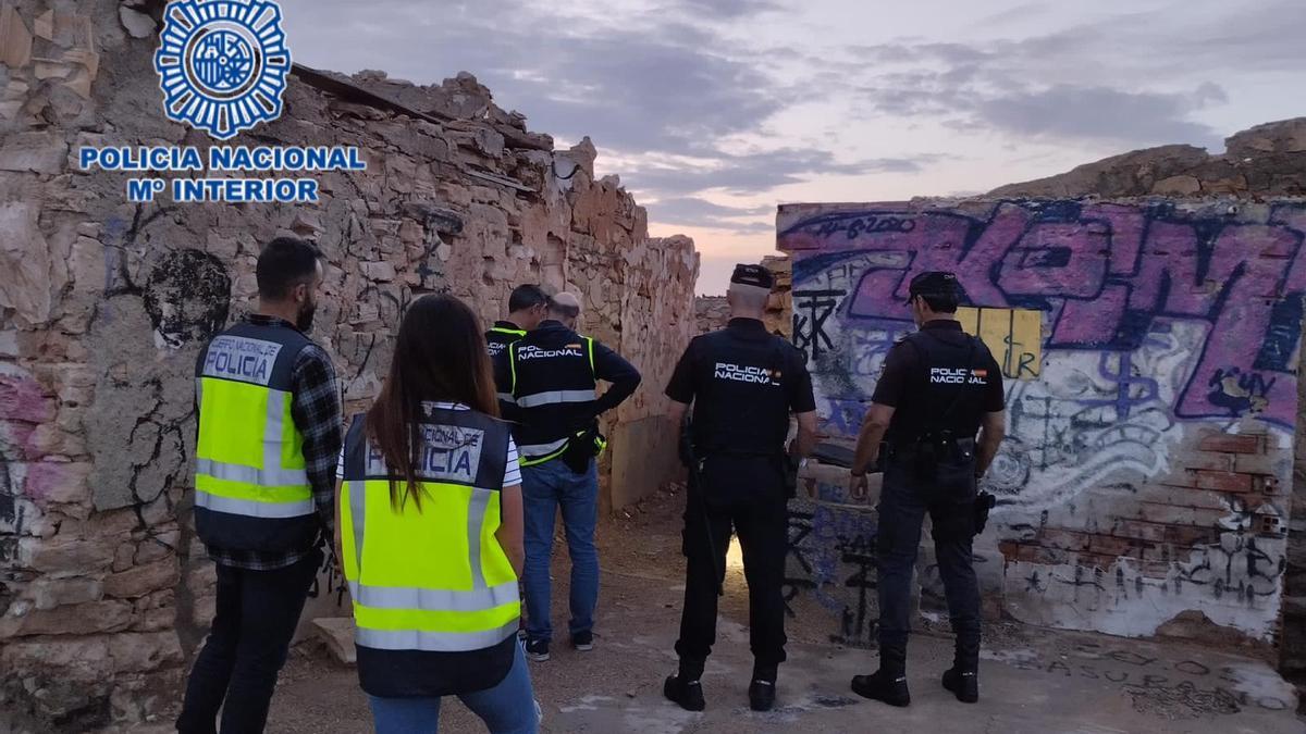 La Policía Nacional recaba pruebas en el lugar donde se produjeron los hechos.