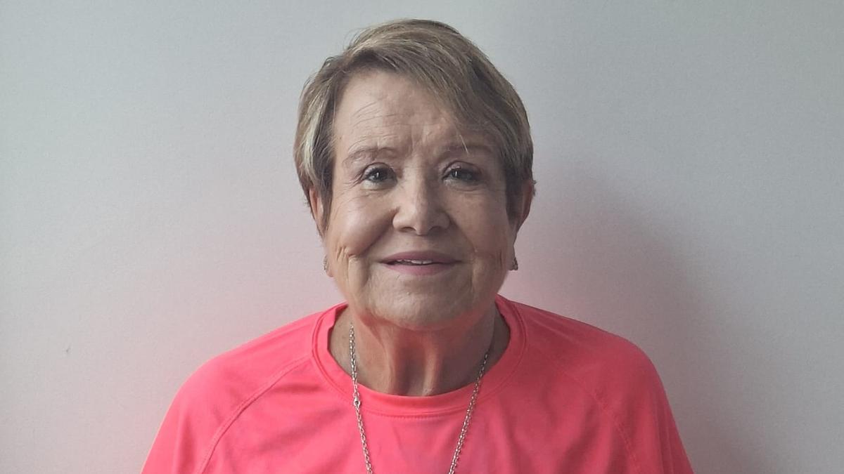 Marisa Herrera Ramos posa con la camiseta rosa de la UD Las Palmas con la que pretenden teñir el Gran Canaria