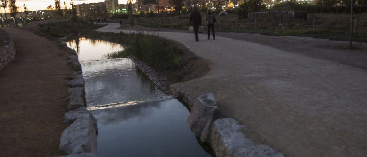 El parque del Mar, recientemente inaugurado, sin farolas.  | PILAR CORTÉS