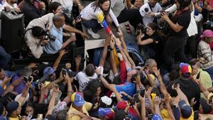 L’oposició desafia Maduro al carrer hores abans de la presa de possessió