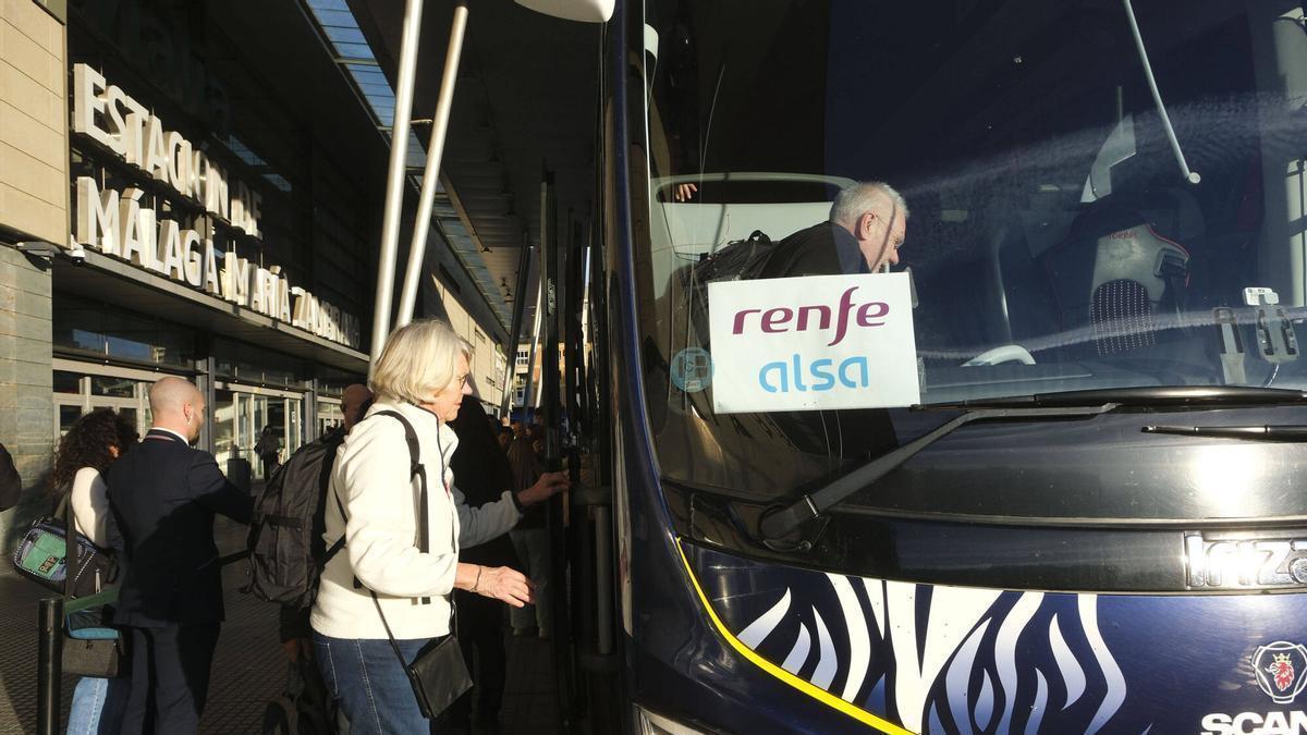 Renfe ha habilitaod un autobús para sus pasajeros con destino Madrid, que para en Santa Ana (Antequera).