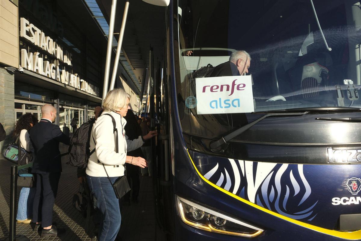 Renfe ha habilitaod un autobús para sus pasajeros con destino Madrid, que para en Santa Ana (Antequera).