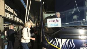MÁLAGA ESTACIÓN DE TREN MARÍA ZAMBRANO -VIALIA -PASAJEROS CON DESTINO MADRID SUBEN AL AUTOBÚS CON DESTINO ANTEQUERA PARA COGER EL AVE A MADRID FOTOGRAFÍAS FRANCIS SILVA