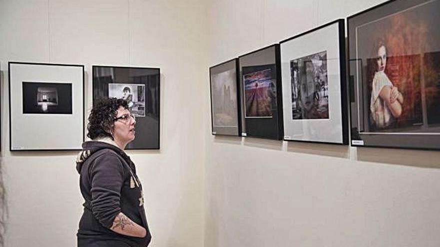 Una espectadora contempla algunes de les fotografies que s&#039;exposen a l&#039;Espai 7 del Casino