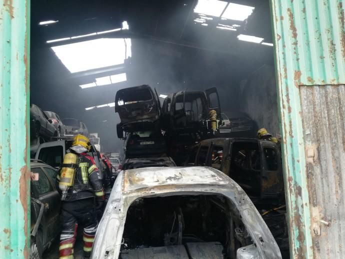 Un incendio calcina nueve coches en una nave de desguace en Arrecife
