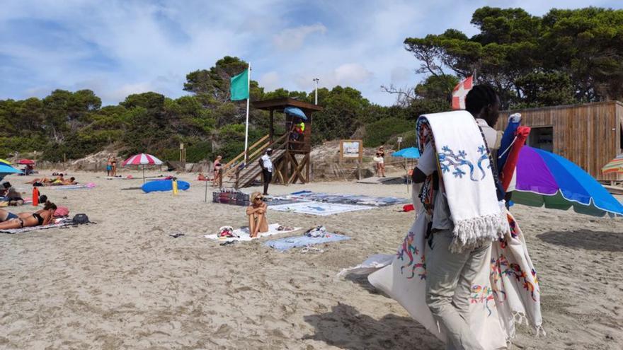 Sombrillas ilegales a diez euros para pasar el día en ses Salines