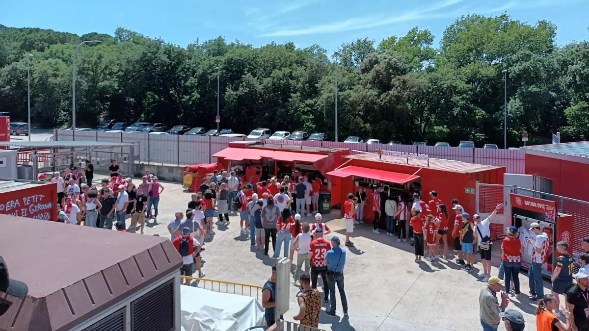 Colas interminables para acceder al bar durante el Girona-Atlético