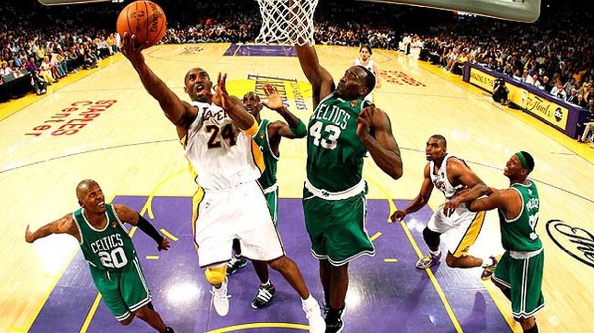 El jugador de Los Angeles Lakers Kobe Bryant burla la defensa dels Boston Celtics durant el segon partit de la final de la NBA.