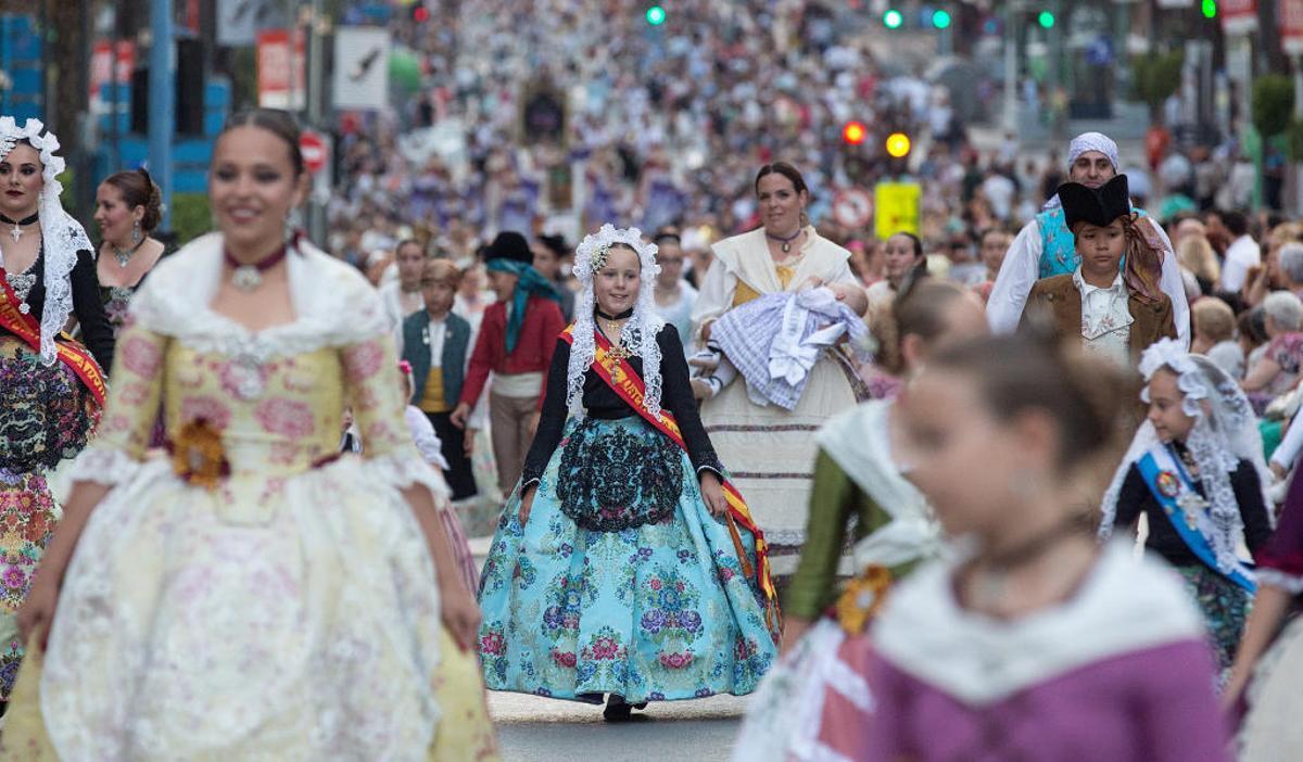 Consulta el horario y el recorrido de los desfiles más importantes de las Hogueras
