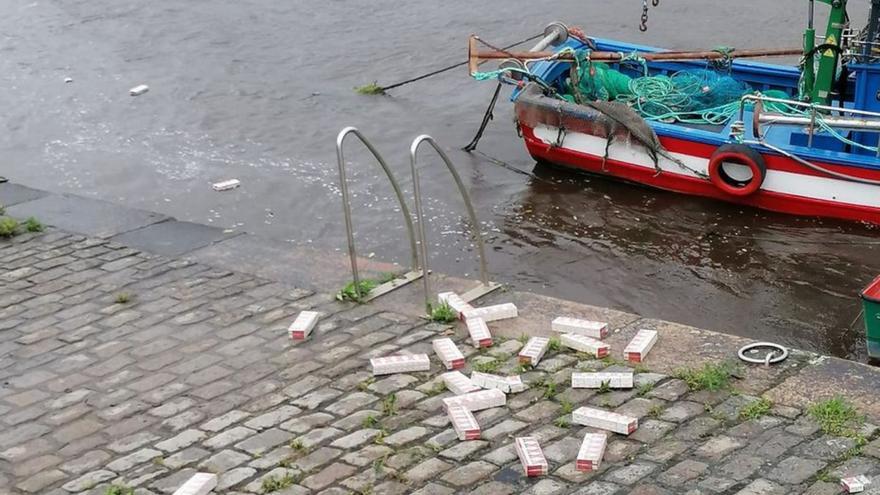 Aparecen flotando en el río Ulla unas 4.000 cajetillas de tabaco