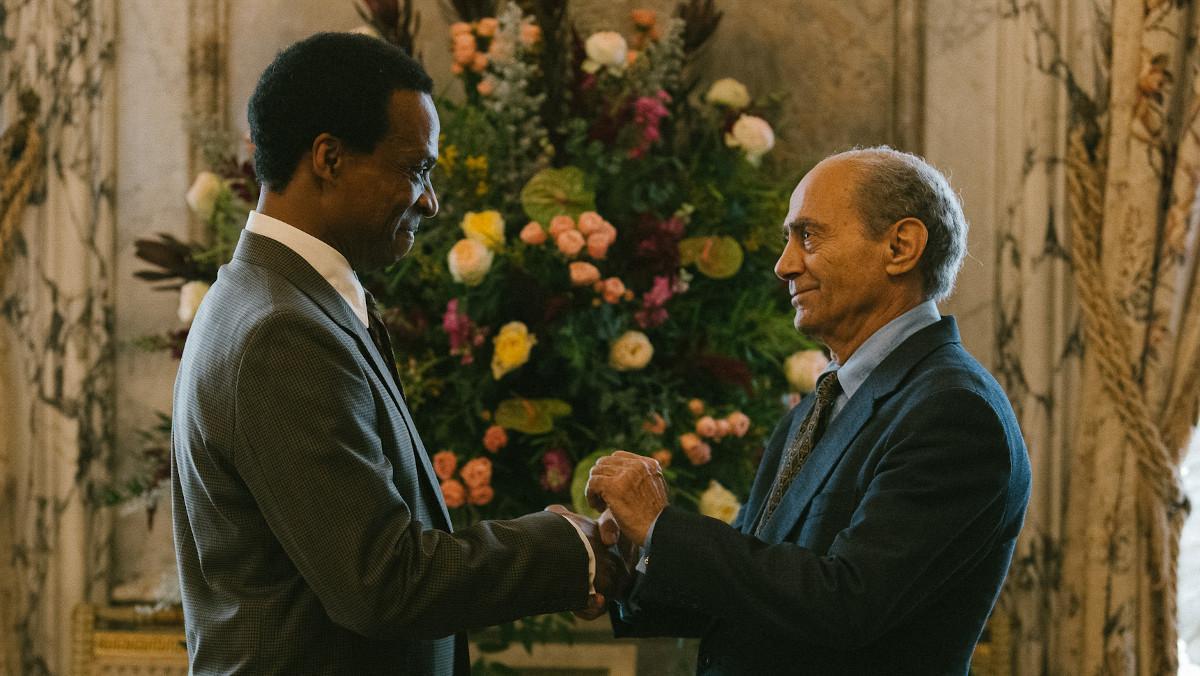 Jude Akuwudike y Salim Daw, como Sydney Johnson y Mohamed Al-Fayed, en 'The Crown 5'.