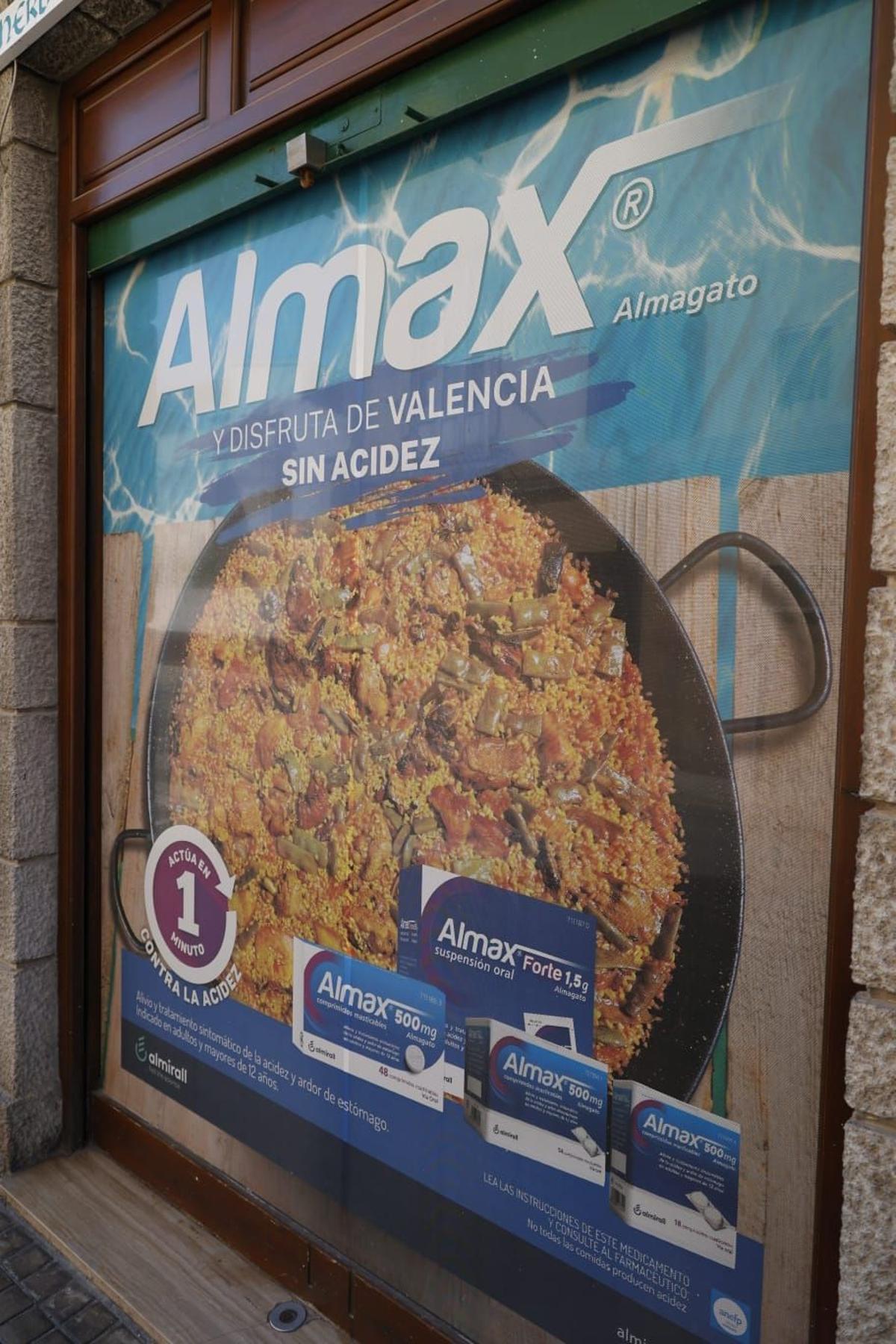 Uno de los carteles de Almax en una farmacia de València
