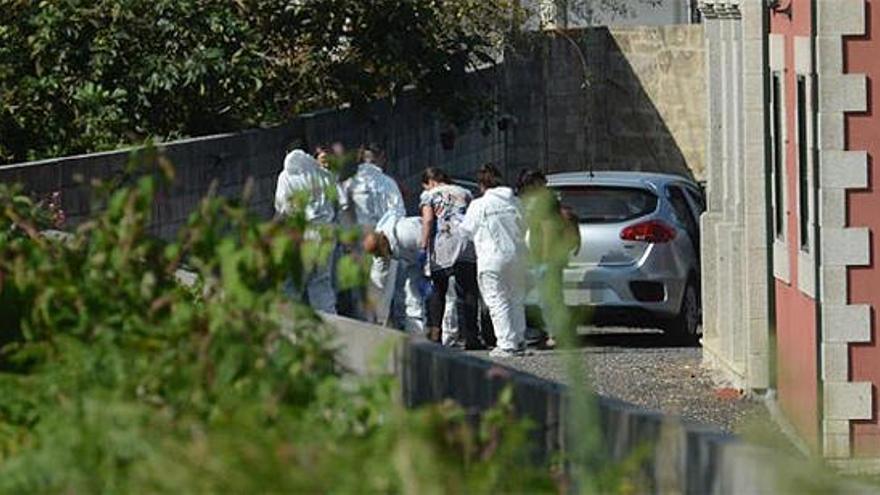 Policías en la vivienda del triple crimen de Pontevedra.