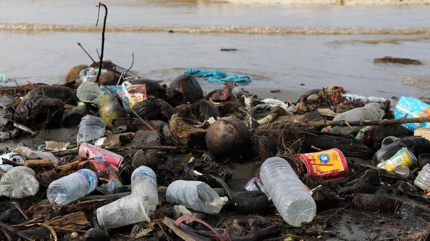Restos de basura plástica llegan cada dia a las playas valencianas